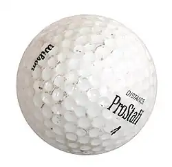 Une balle de golf avec ses multiples alvéoles déclenchant la transition de la couche limite.