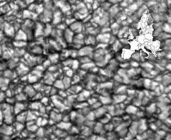 Taille comparée (approximative) de la granulation solaire et de l'Europe. La taille moyenne d'un granule solaire est de 1&nbsp;000&nbsp;km. Image réalisée à la lunette Jean Rösch de l'observatoire du Pic du Midi.