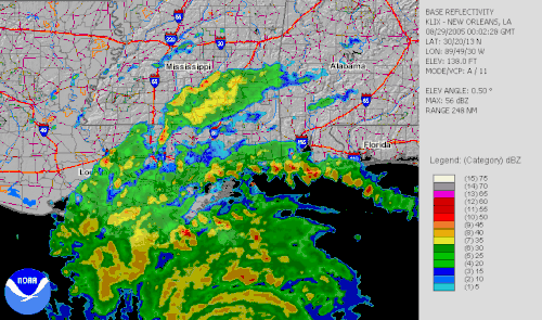 Boucle radar montrant l'arrivée de l'ouragan Katrina en Louisiane.