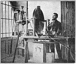 Photographie d'un émetteur radiotéléphonique en service à la station de radio de Laeken, Belgique vers 1914.