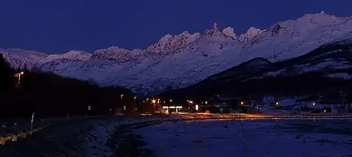 Alpenglow sur le Lakselvtindane depuis Laksvatn en Norvège.