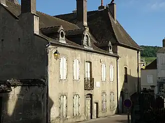 Maison natale de Lazare Carnot, située derrière la « maison Carnot », dont on voit à droite la façade latérale.