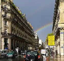 Arc-en-ciel secondaire à Paris (rue du Louvre).