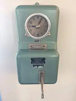 Pointeuse horaire de travail (S.G.C.V) en France, vers 1950.