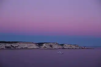Alpenglow sur les Bouches de Bonifacio en France.