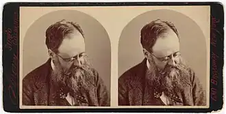 Portrait stéréoscopique de l'écrivain anglais Wilkie Collins (1824-1889), pris en 1874 par Napoléon Sarony (1821-1896).
