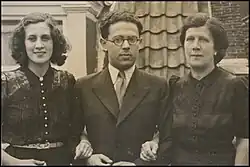 Photographie de Tina Strobos avec son fiancé et la mère de Tina.