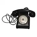 Téléphone fixe à cadran (années 1960).