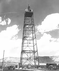 Photographie d'une tour formé d'un treillis métallique.