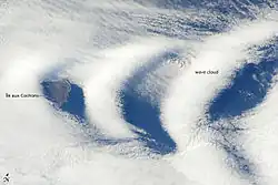 Formation de nuages en forme de vagues sous le vent, de l'île aux Cochons.