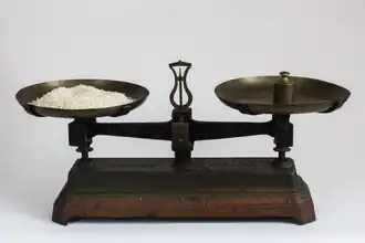 Balance Roberval d'une capacité maximum de 10&nbsp;kg (22 pounds), fabriquée en France vers la fin du XIXe&nbsp;siècle.